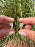 Arete huggie pedrería + dorado. Laminado en oro 14k.