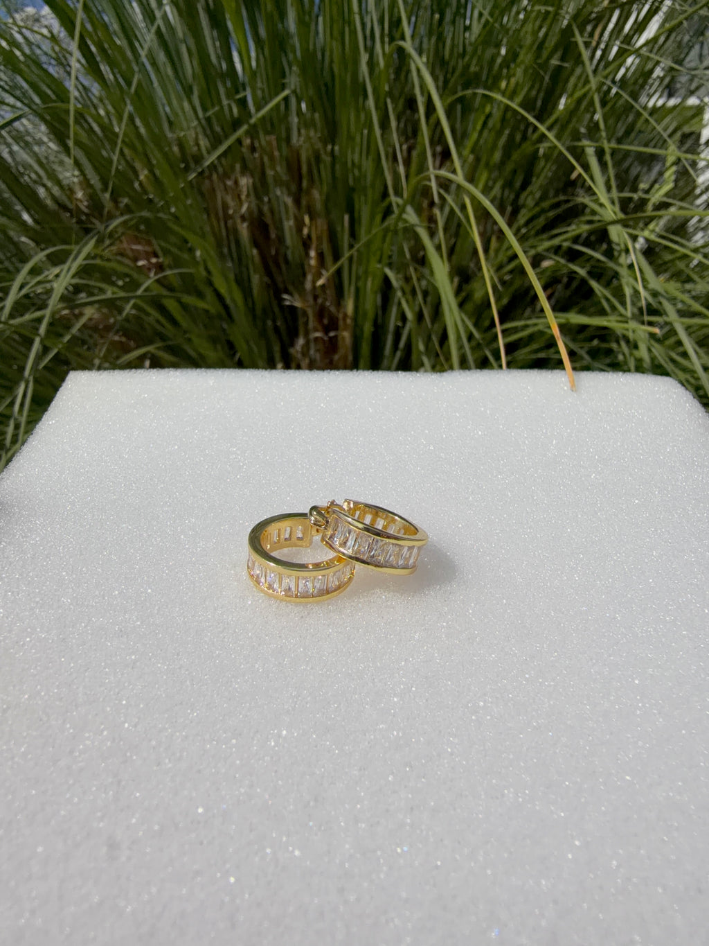 Arete huggie pedrería + dorado. Laminado en oro 14k.