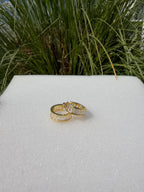 Arete huggie pedrería + dorado. Laminado en oro 14k.