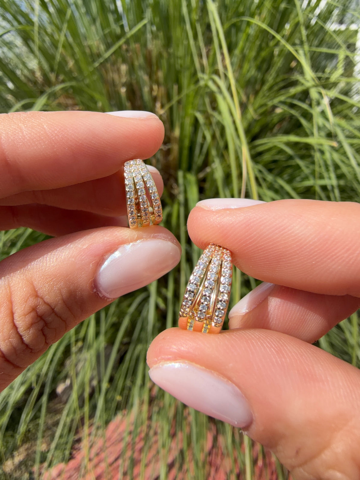 Arete huggie 3. Laminado en oro 14k.