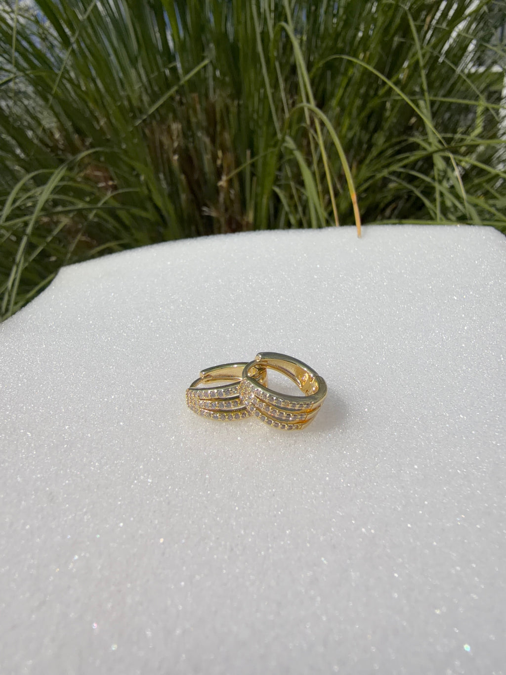 Arete huggie 3. Laminado en oro 14k.