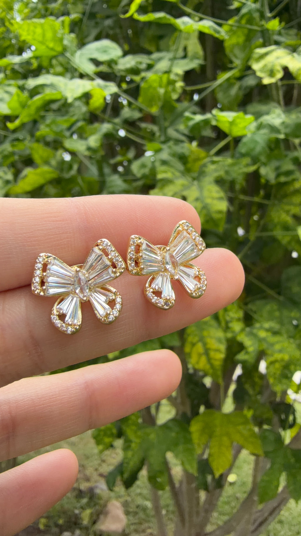 Arete mariposa con pedrería. Laminado en oro 14k