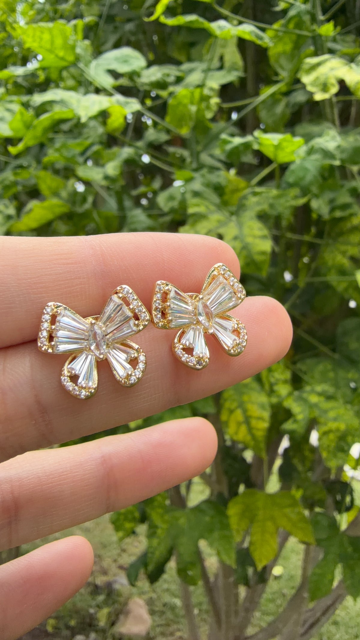 Arete mariposa con pedrería. Laminado en oro 14k
