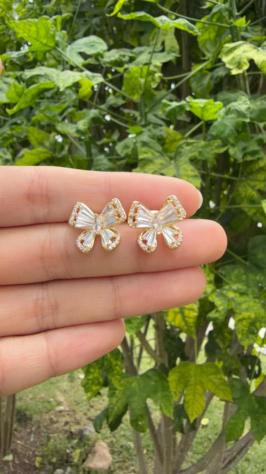Arete mariposa con pedrería. Laminado en oro 14k