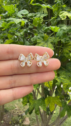 Arete mariposa con pedrería. Laminado en oro 14k