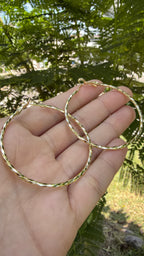 Arrecada dorada grande. Laminado en oro 14k