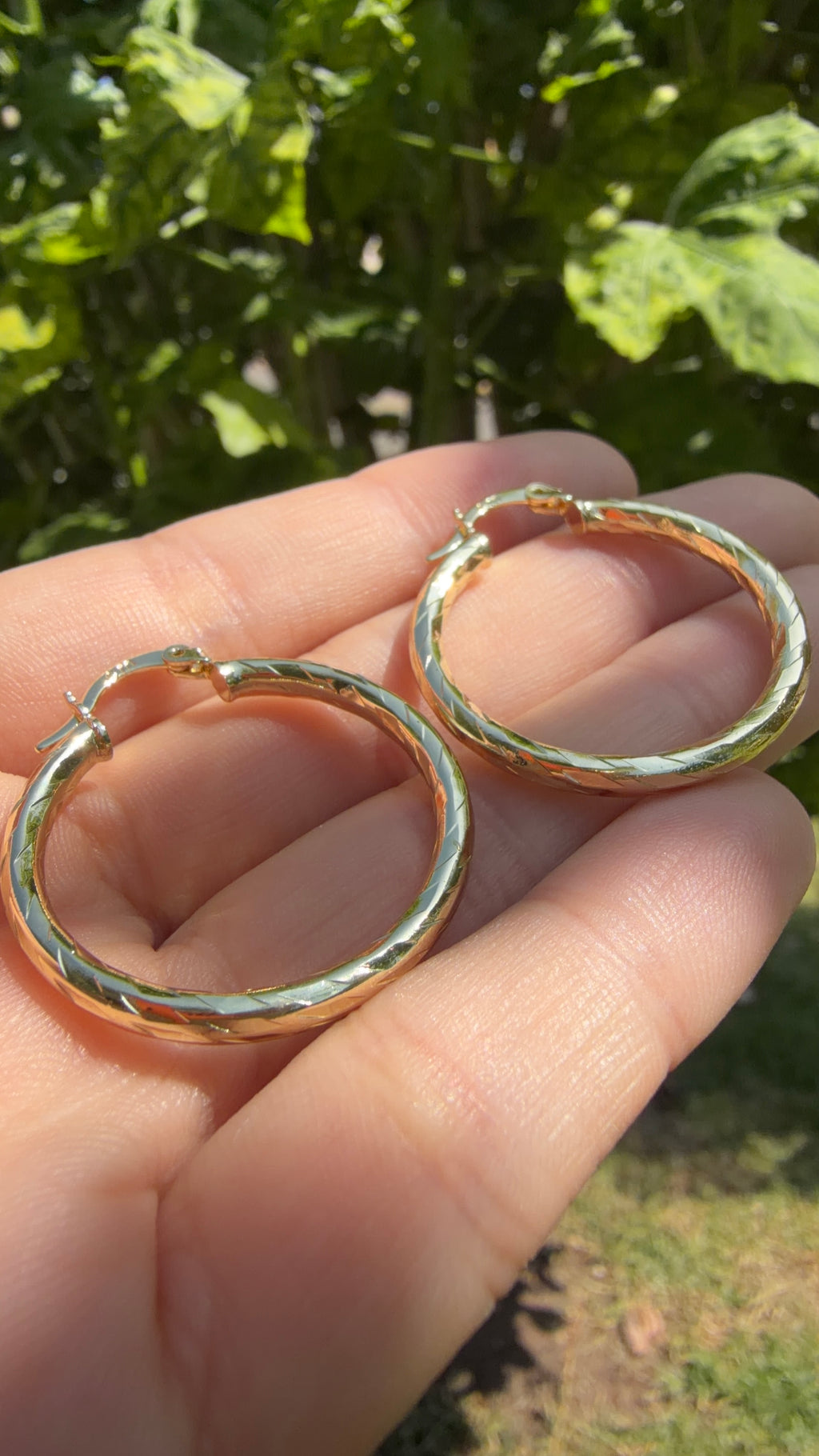 Arrecada dorada mediana. Laminado en oro 14k