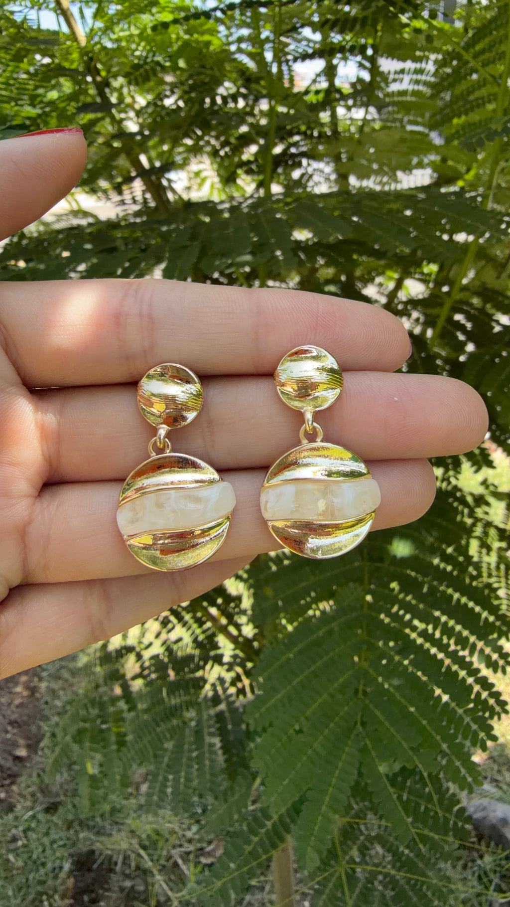 Arete largo con detalle en simulación cuarzo. Laminado en oro 14k