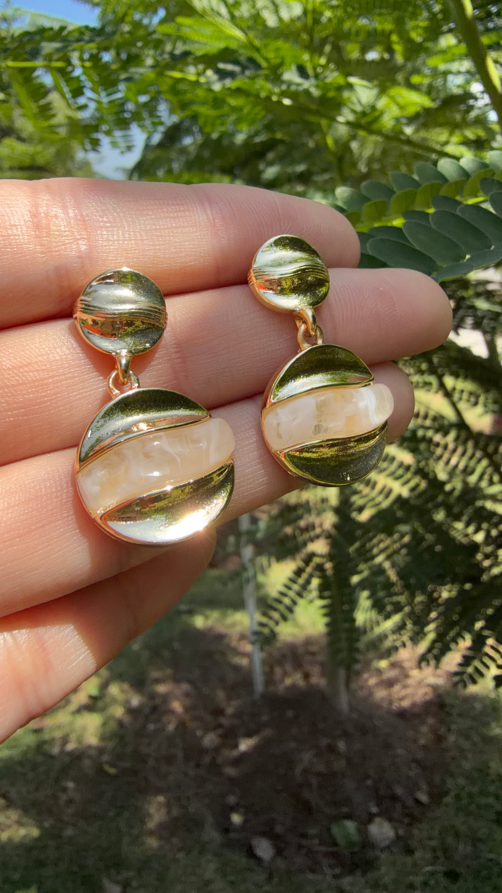 Arete largo con detalle en simulación cuarzo. Laminado en oro 14k