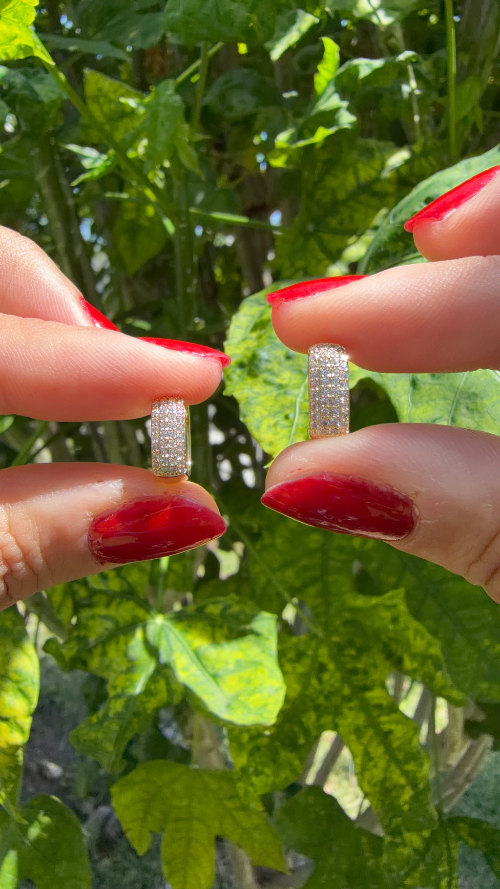 Arete estilo huggie rectangular con pedrería. Laminado en oro 14k