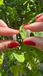Arete estilo huggie rectangular con pedrería. Laminado en oro 14k
