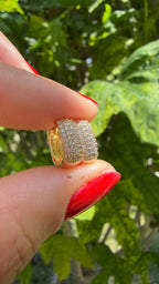Arete estilo huggie rectangular con pedrería. Laminado en oro 14k