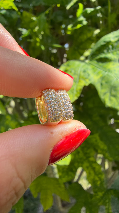 Arete estilo huggie rectangular con pedrería. Laminado en oro 14k