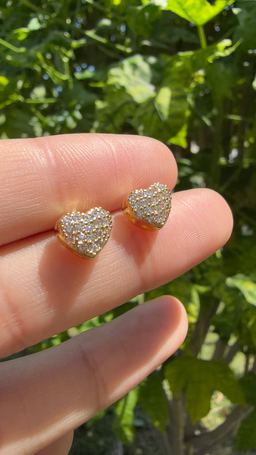 Arete corazón con pedrería. Laminado en oro 14k