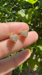 Arete corazón con pedrería. Laminado en oro 14k