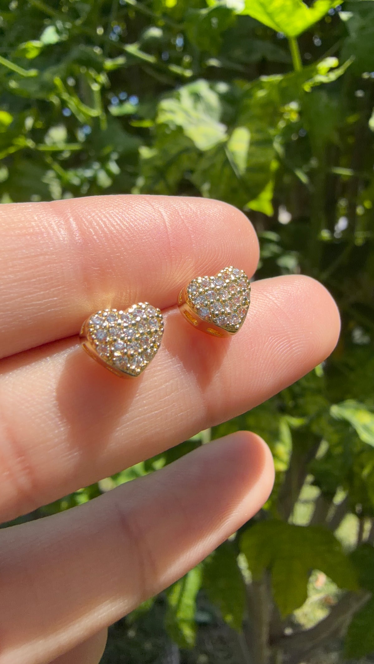Arete corazón con pedrería. Laminado en oro 14k