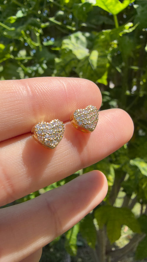 Arete corazón con pedrería. Laminado en oro 14k