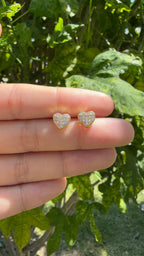 Arete corazón con pedrería. Laminado en oro 14k