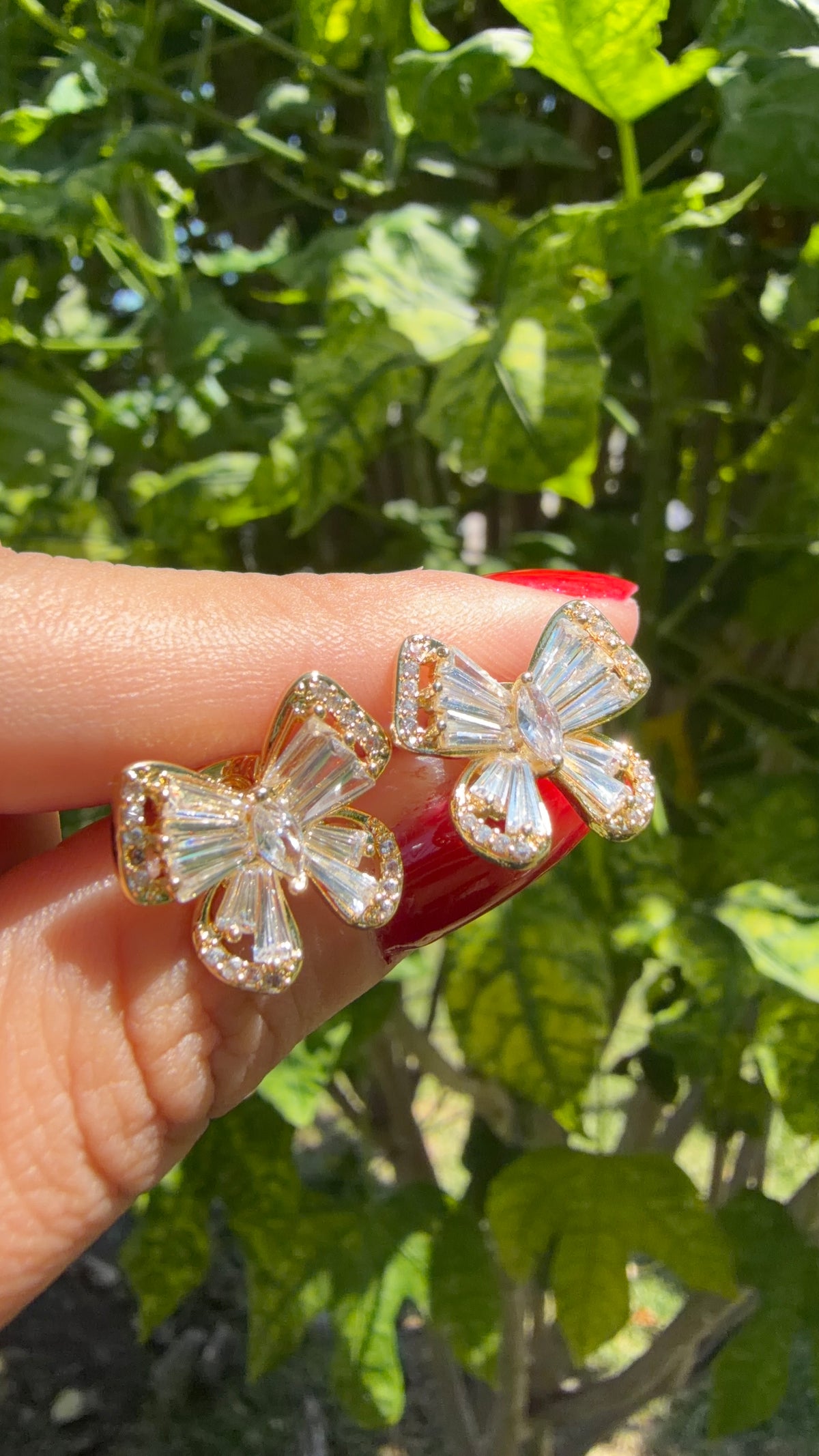 Arete mariposa con pedrería. Laminado en oro 14k