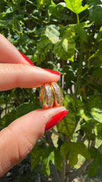 Arete estilo huggie chunky con pedrería. Laminado en oro 14k