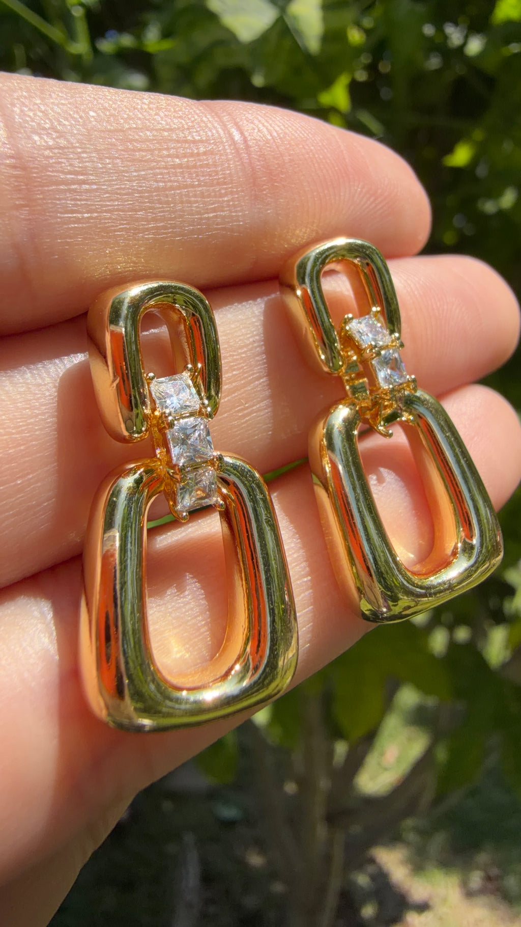 Arete largo con detalle en pedrería. Laminado en oro 14k