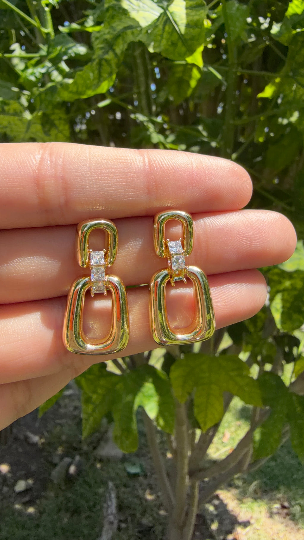 Arete largo con detalle en pedrería. Laminado en oro 14k