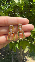 Arete largo con detalle en pedrería. Laminado en oro 14k