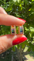 Arete estilo huggie varios colores. Laminado en oro 14k