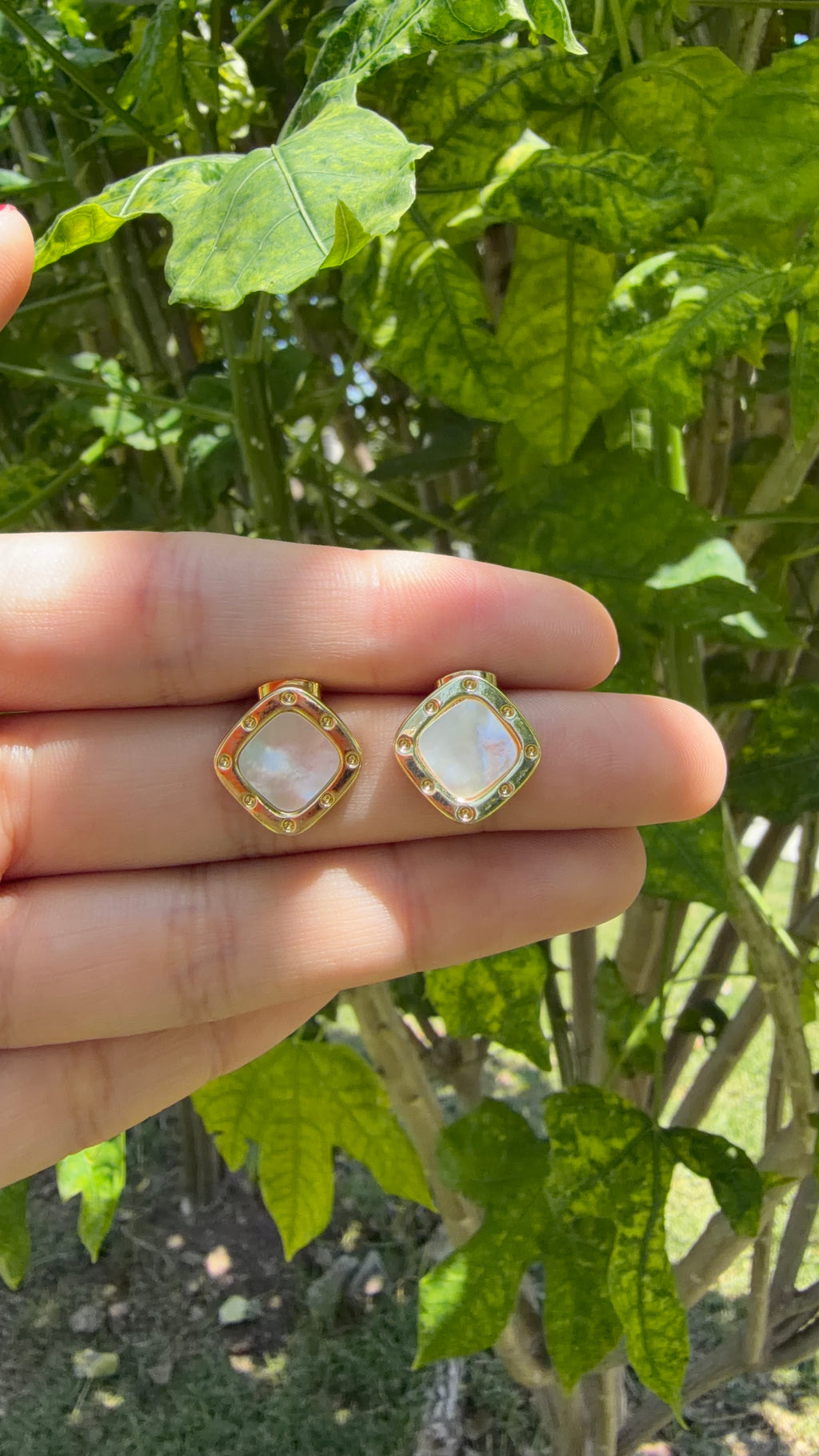 Arete con centro simulación cuarzo. Laminado en oro 14k