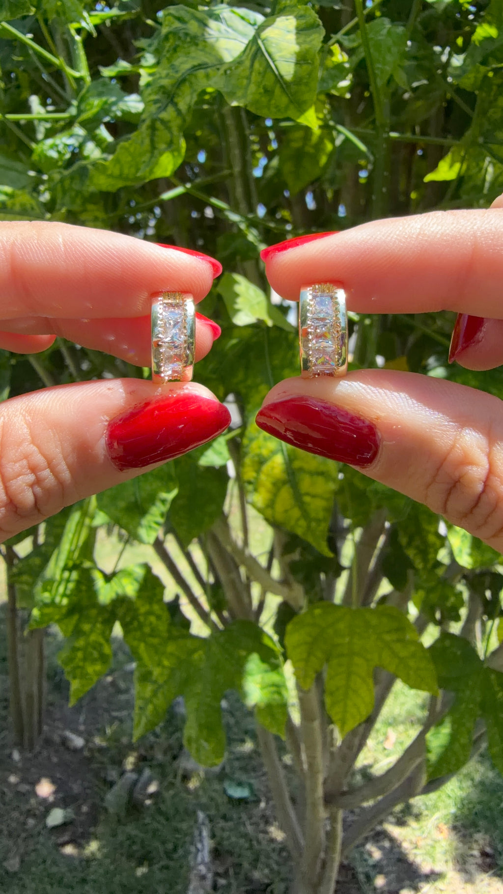 Arete estilo huggie con pedrería. Laminado en oro 14k