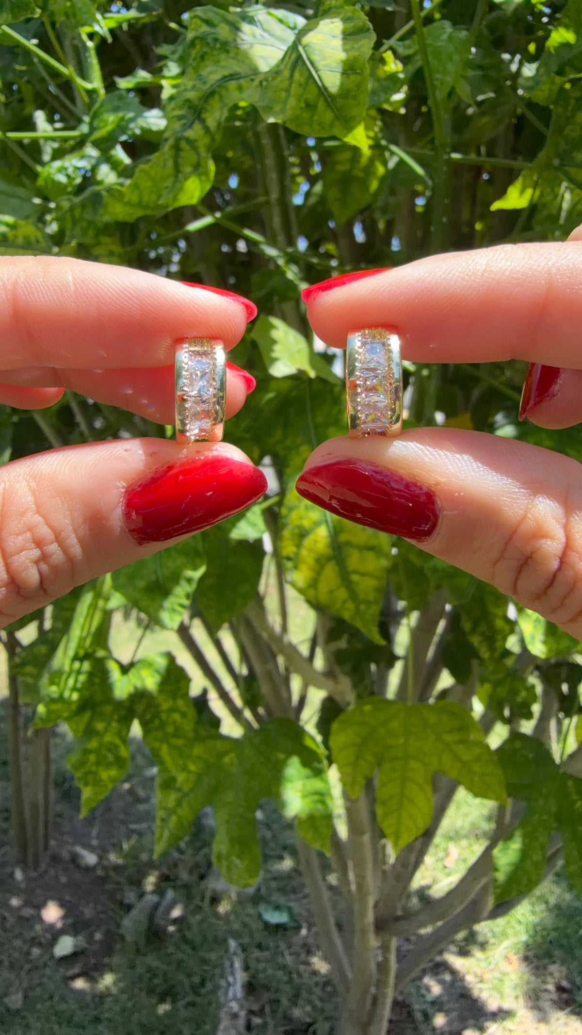 Arete estilo huggie con pedrería. Laminado en oro 14k