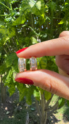 Arete estilo huggie con pedrería. Laminado en oro 14k