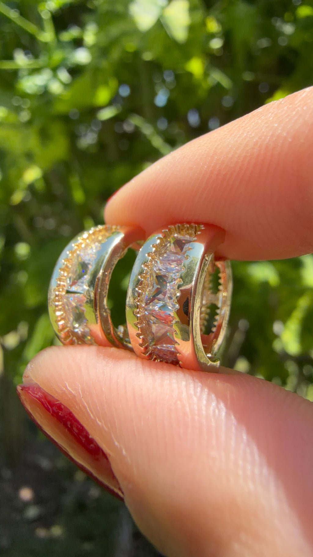Arete estilo huggie con pedrería. Laminado en oro 14k