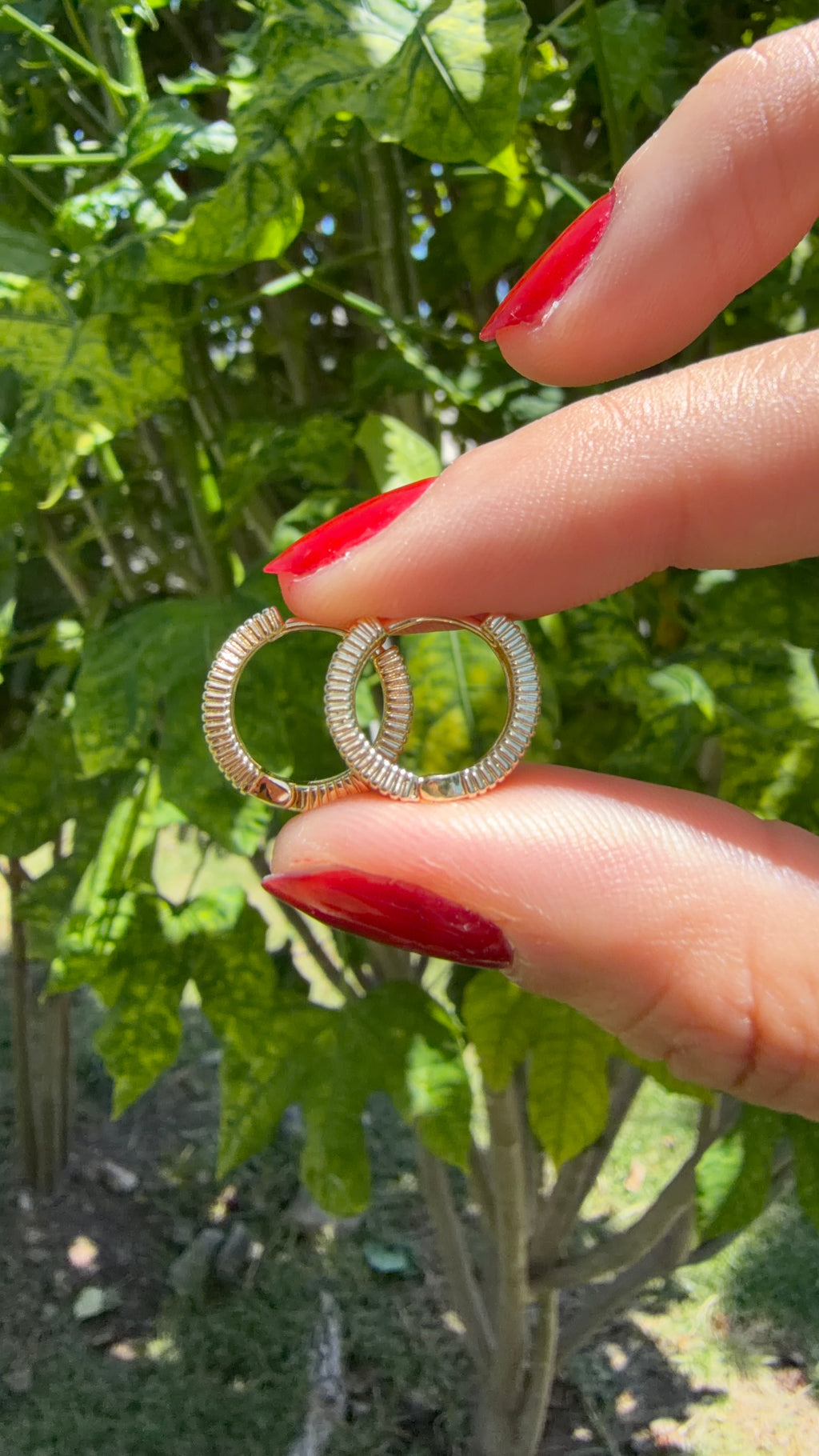 Arrecada pequeña dorada. Laminado en oro 14k