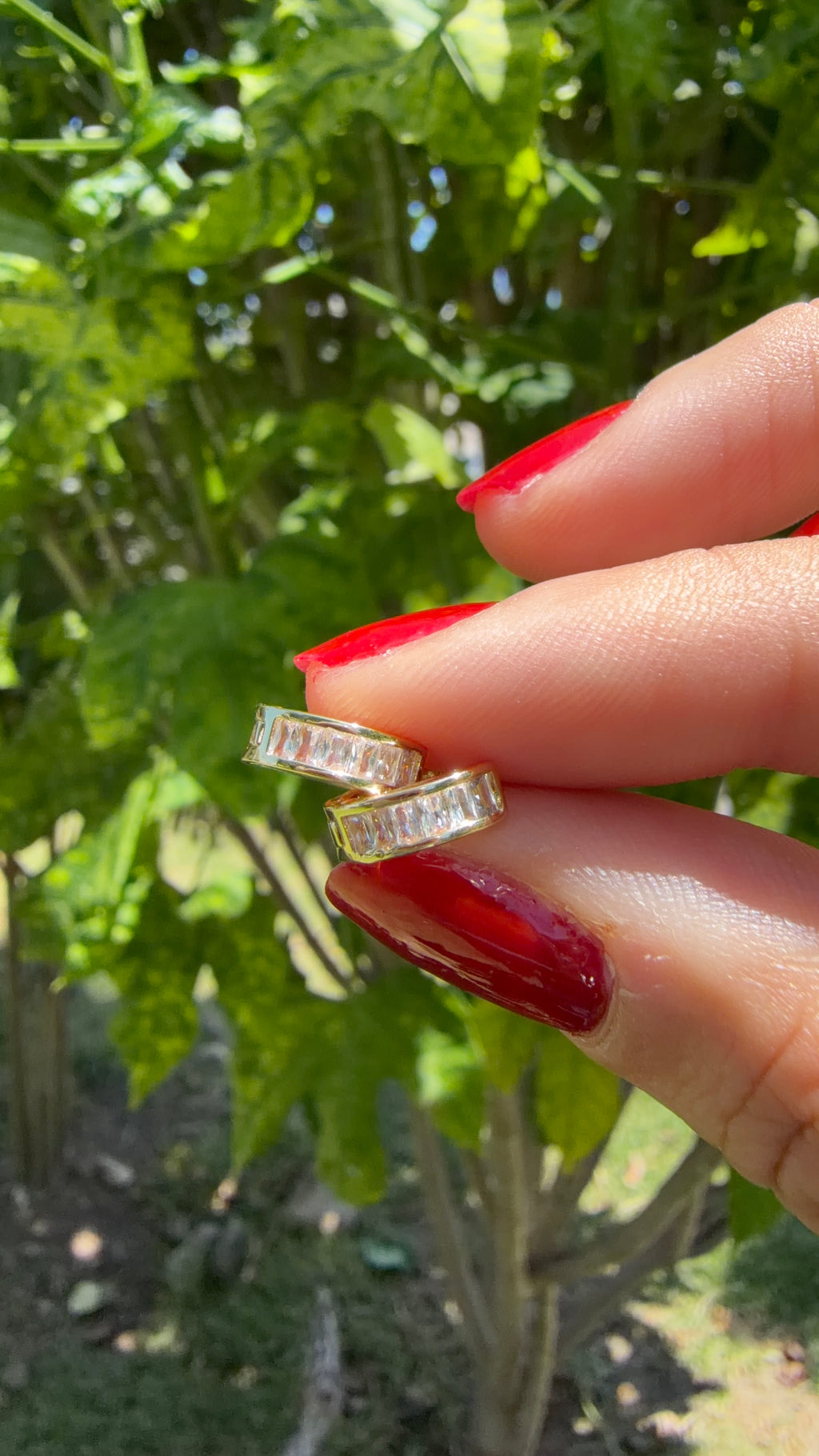 Arrecada mini con pedrería. Laminado en oro 14k