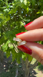 Arrecada mini con pedrería. Laminado en oro 14k