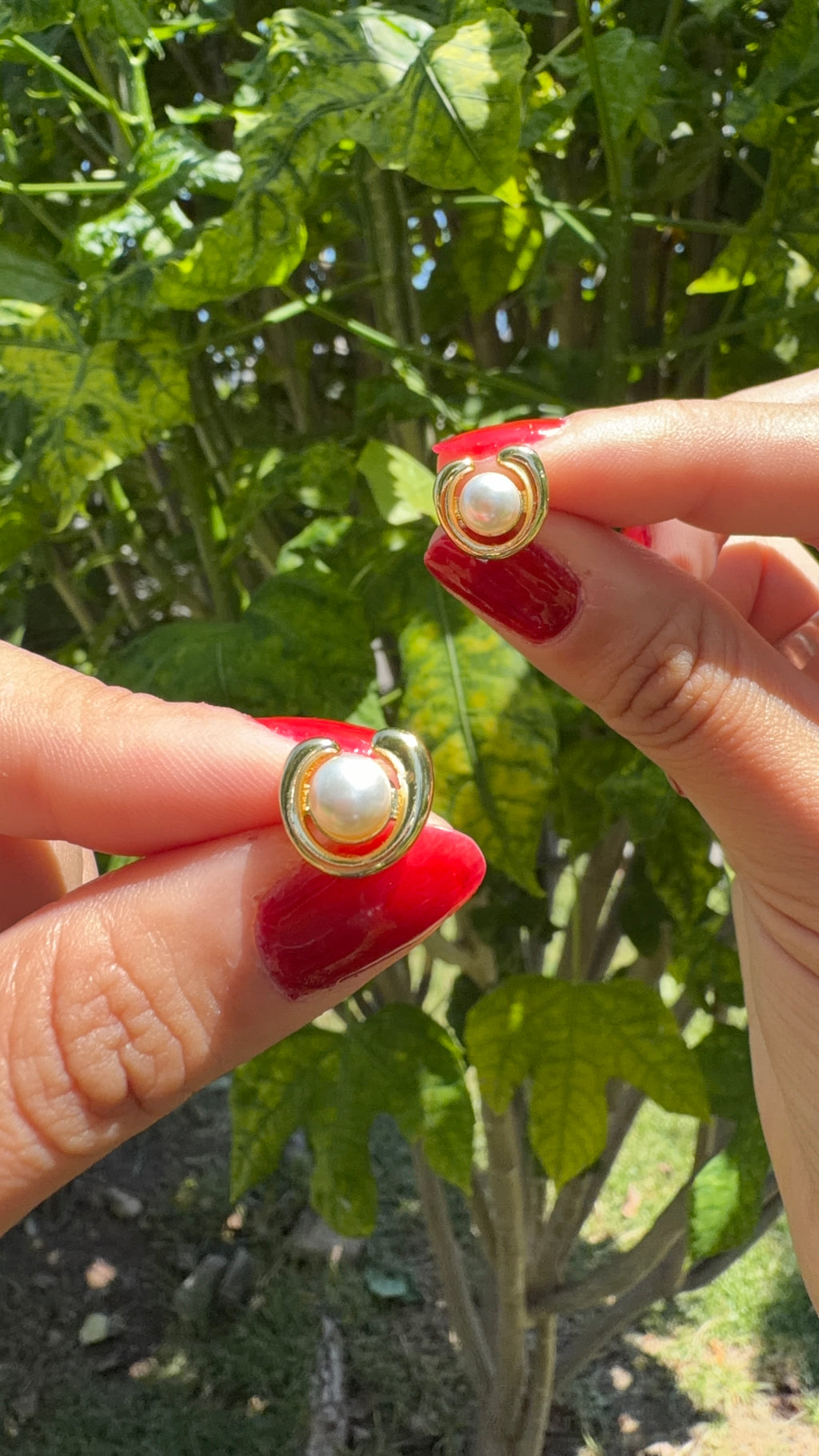 Aretes perla con dorado. Laminado en oro 14k