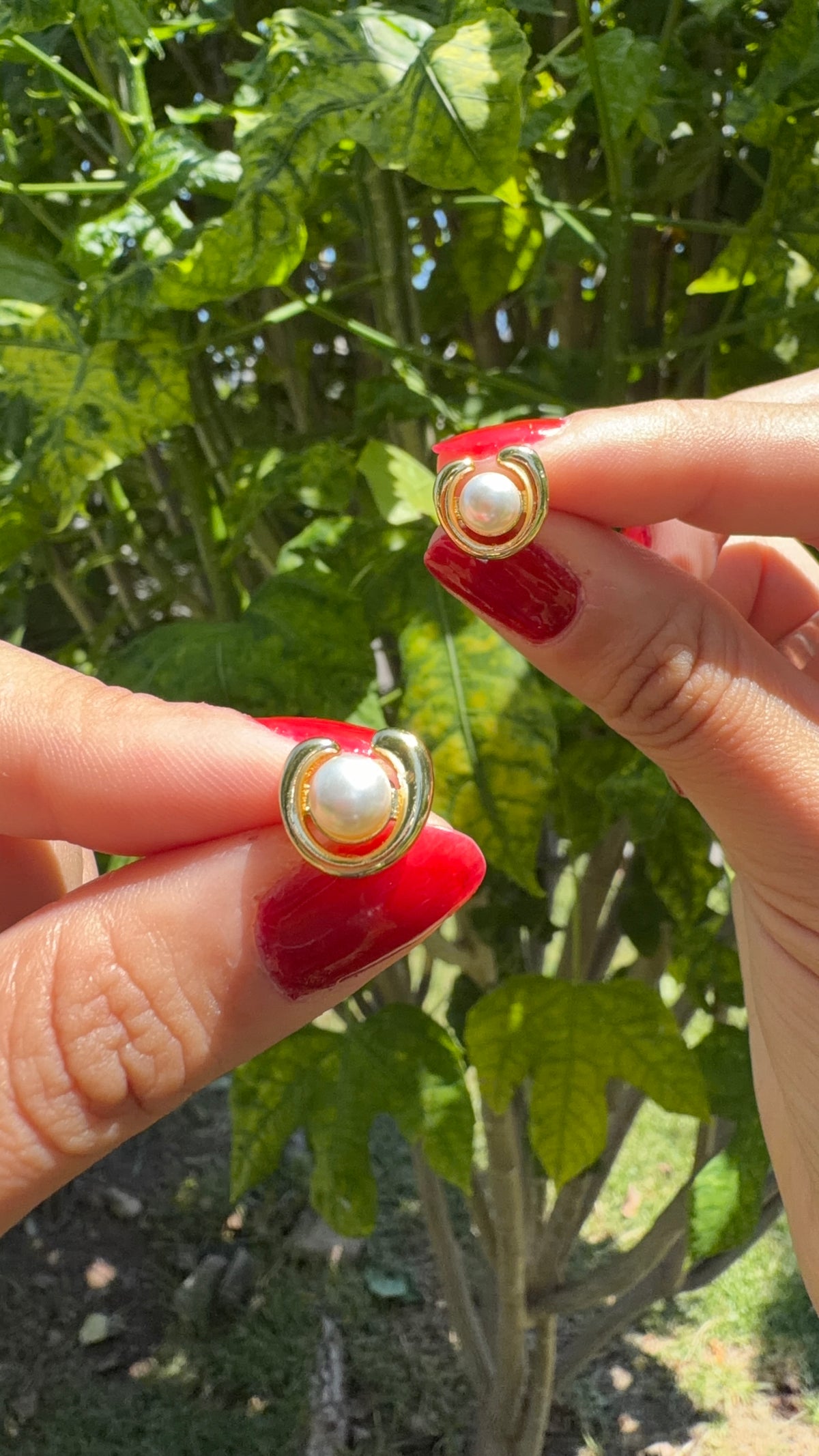 Aretes perla con dorado. Laminado en oro 14k