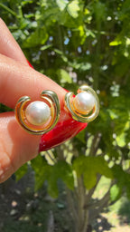 Aretes perla con dorado. Laminado en oro 14k