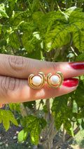 Aretes perla con dorado. Laminado en oro 14k