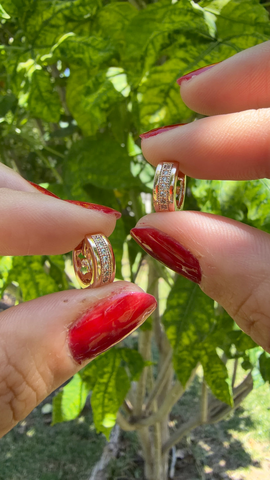 Arrecada oro rosa con pedrería. Bisutería