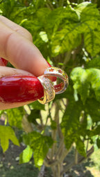 Arrecada oro rosa con pedrería. Bisutería
