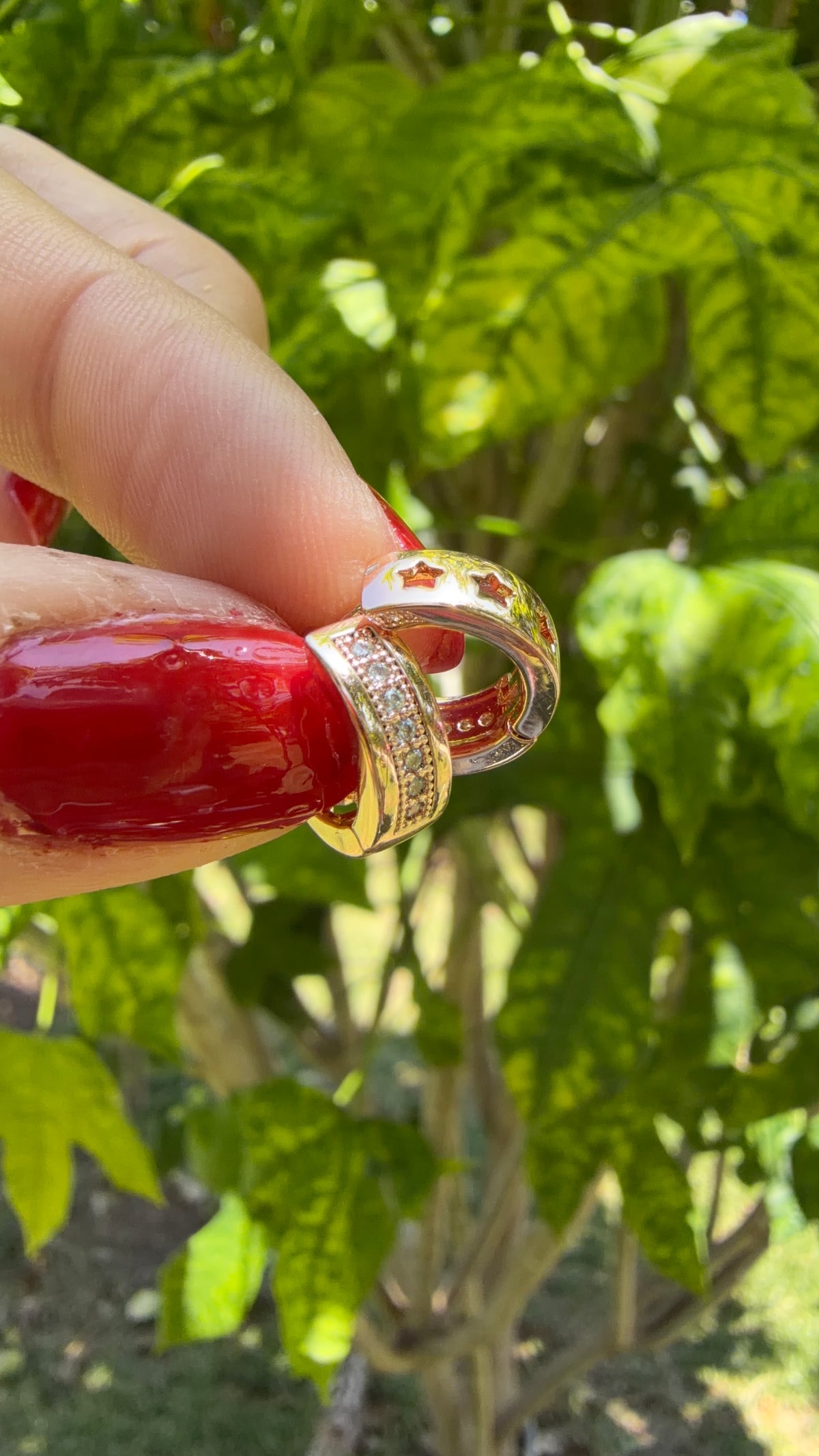 Arrecada oro rosa con pedrería. Bisutería