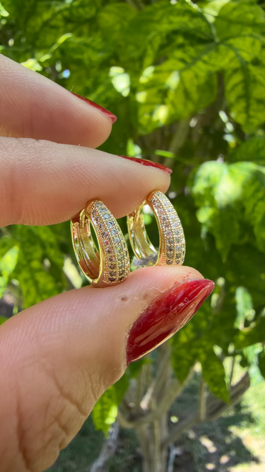 Arrecada dorada con pedrería. Laminado en oro 14k