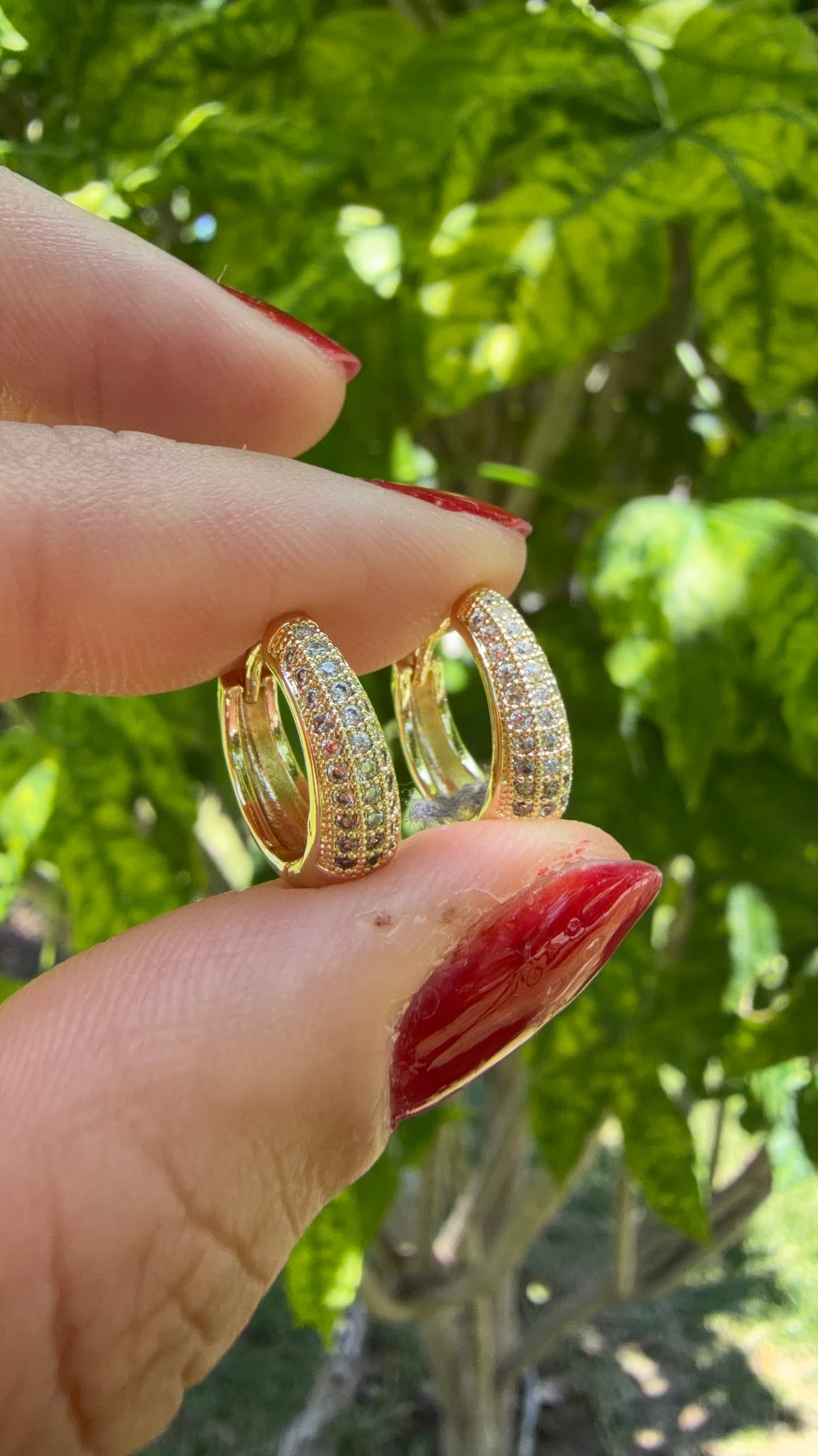 Arrecada dorada con pedrería. Laminado en oro 14k