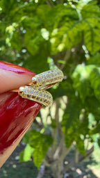 Arrecada dorada con pedrería. Laminado en oro 14k