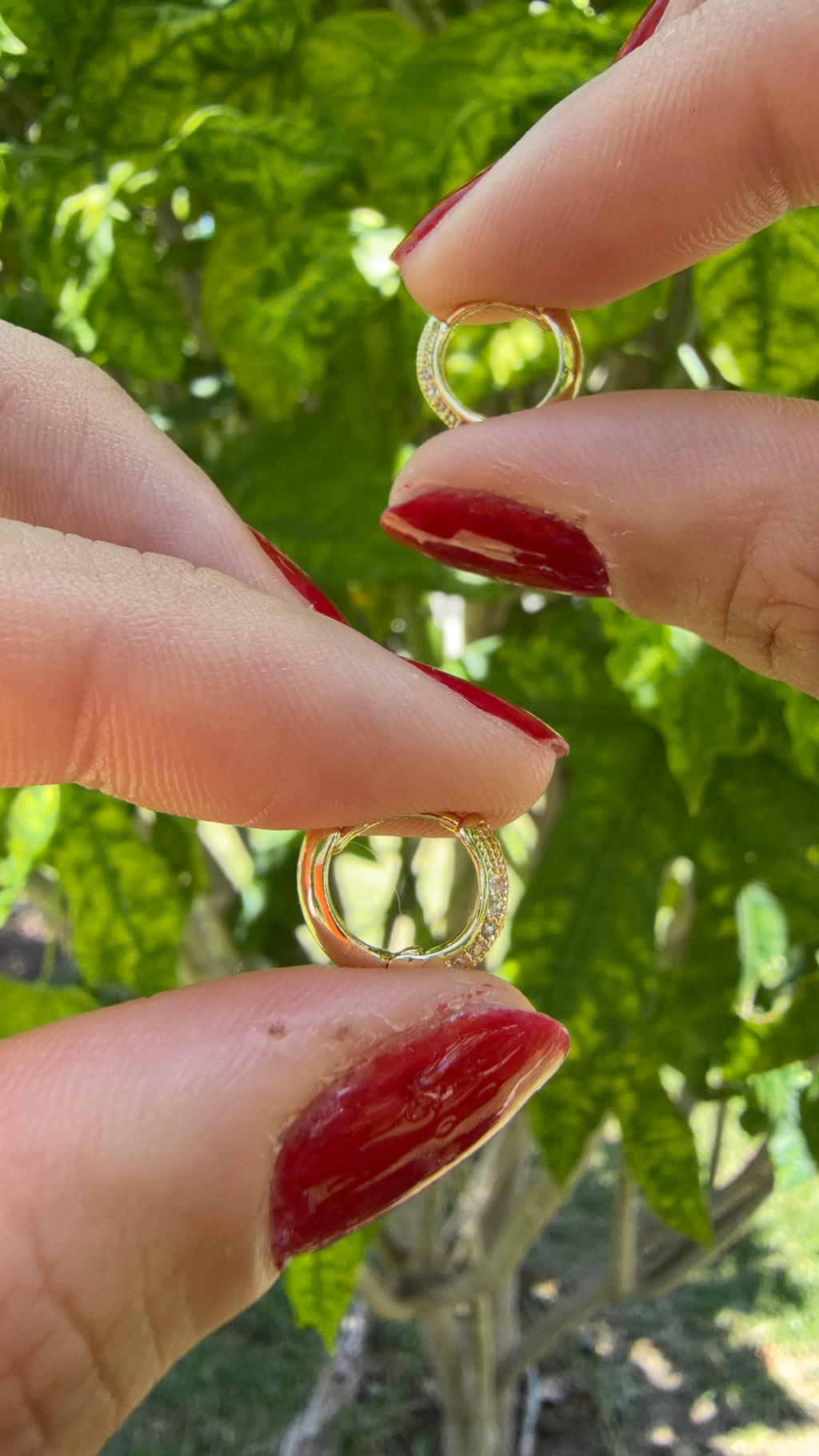 Arrecada mini dorada con pedrería. Laminado en oro 14k