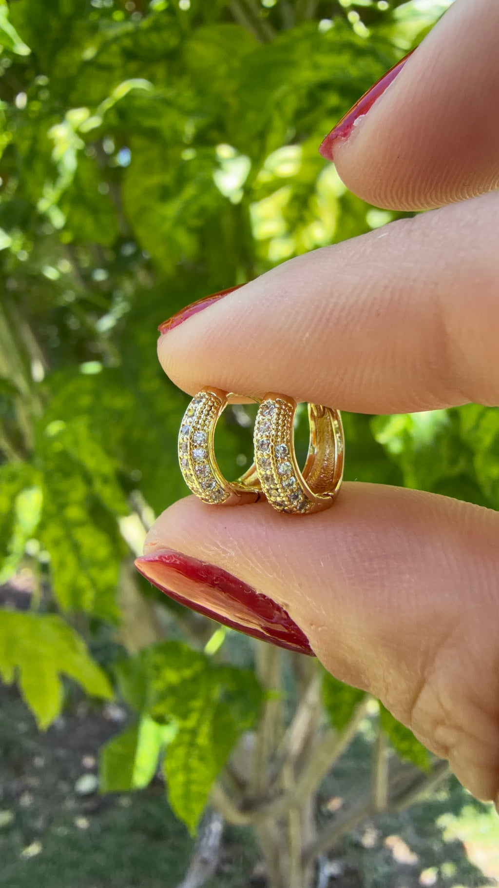 Arrecada mini dorada con pedrería. Laminado en oro 14k