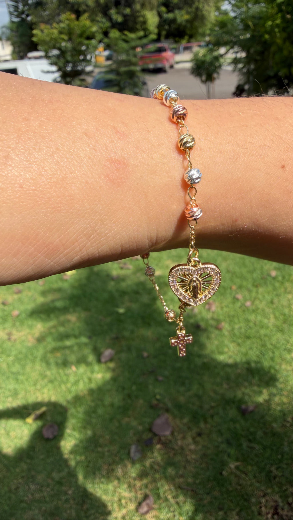 Pulsera 3 colores, virgen corazón + cruz. Laminado en oro 14k