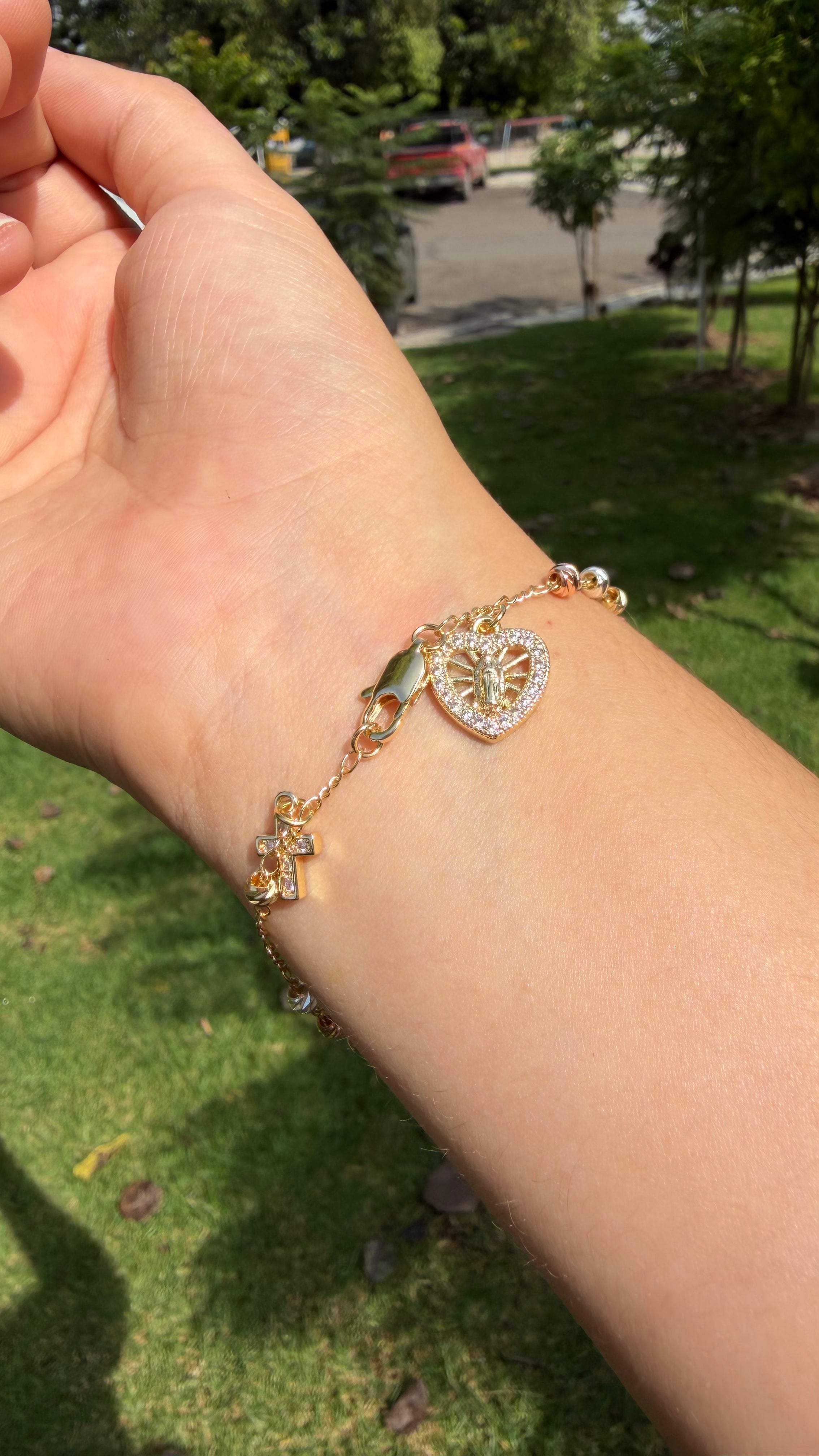 Pulsera 3 colores, virgen corazón + cruz. Laminado en oro 14k